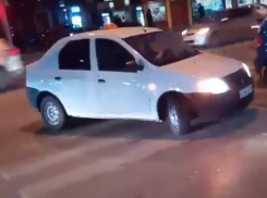 Дерзкий и опасный для детей маневр таксиста на зебре в Ростове попал на видео