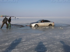 «Ауди» ушла под лед в Таганроге 