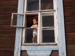 В Ростовской области пятилетний ребенок выпал из окна