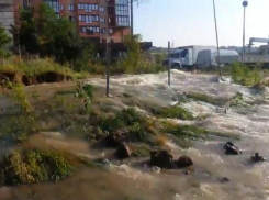 Ремонтники пообещали устранить очередной прорыв водовода на Орбитальной во вторник