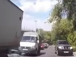 Опасный выезд внедорожника на встречку вызвал жаркие эмоции автолюбителя Ростова на видео