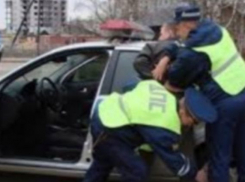 В Ростовской области пьяный судья в отставке нарушил ПДД и обматерил полицейских