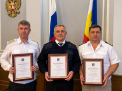 На Дону наградили трёх капитанов за спасение горящего теплохода в Таганрогском заливе