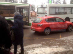 ЛиАЗ из знаменитой партии автобусов к ЧМ-2018 врезался в центре Ростова в Mercedes