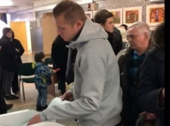 Футболист Дмитрий Тарасов в свой день рождения пришел в избирком без ростовской жены 