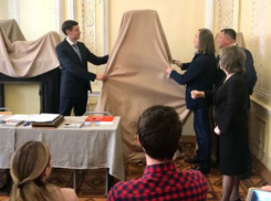 Голову обобщенных плоскостей подарил училищу Грекова художник Никас Сафронов из Ростова