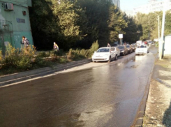 Коммунальные реки затопили улицу в Северном микрорайоне