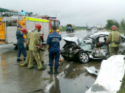 Три человека погибли в жутком ДТП с припаркованным у обочины грузовиком в Ростовской области