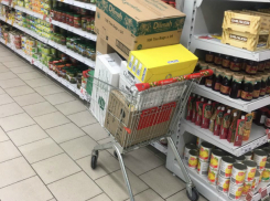 Посетителям ростовского супермаркета пришлось носить покупки в руках