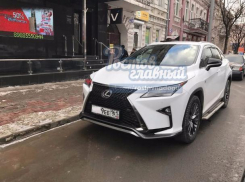 Дорогой автомобиль с «оберегом» от штрафа за парковку высмеяли ростовчане