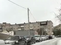 Сумасшедшая очередь из сотен автомобилей в шиномонтажку Ростовской области попала на видео