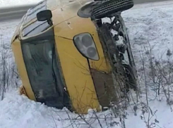 Две женщины пострадали в ДТП с перевернувшейся маршруткой по пути в аэропорт «Платов» под Ростовом