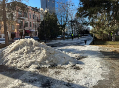 В Ростове 4 декабря на Пушкинской образовались сугробы из-за коммунальной аварии