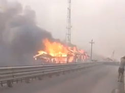 Уничтоживший два жилых дома ужасающий пожар в поле под Ростовом попал на видео