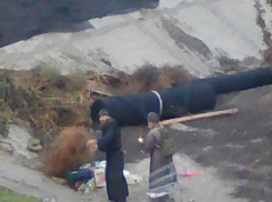 Странные женщина и мужчина в костюме монаха поселились в палатке под Ворошиловским мостом 