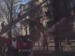 Смертельный пожар со спасением женщины из пятиэтажки в Ростове попал на видео