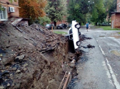 В Таганроге автомобиль влетел в траншею, которую коммунальщики забыли огородить