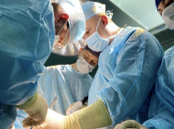 В Ростове хирурги установили титановую пластину пациентке с раком груди 