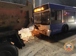 Автобус с 80 пассажирами врезался в припаркованный грузовик в Ростове