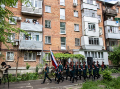 В Ростове-на-Дону провели парады под окнами ветеранов Великой Отечественной войны 