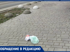 «Дворники, ау?»: улица в сотне метров от здания правительства Ростовской области напоминает помойку