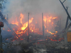 Муж и жена насмерть отравились дымом во время пожара в дачном доме в Ростовской области