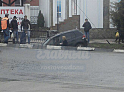 Блондинка за рулем внедорожника провалилась в несуществующее метро Батайска и вызвала издевательства мужчин