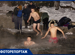 Пар и брызги ледяной воды: показываем, как ростовчане окунались в крещенскую купель в минус 12 градусов