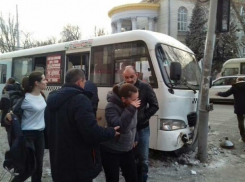 В Ростове водитель маршрутки на полном ходу врезался в светофор и сбежал с места аварии