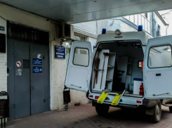 Потерявший управление «Бумер» снес мужчину на автобусной остановке после тройного ДТП в Ростове 