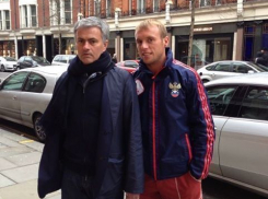 Футболист Денис Глушаков встретился в Ростове с тренером лондонского «Челси» Жозе Моуринью