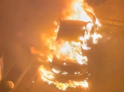 В Ростове ночью дотла сгорел внедорожник