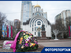 Старые часы, потертые гирлянды и белочки из мишуры: показываем, как за 9 миллионов украсили Ростов