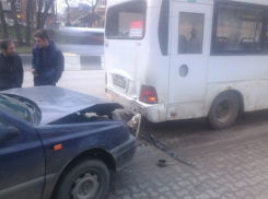 Маршрутку с пассажирами на остановке в Ростове протаранил водитель иномарки