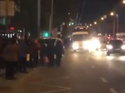 Аномально перемещающиеся по автобусной остановке пассажиры провоцируют пробки в центре Ростова на видео  