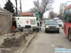 В Ростове машина скорой помощи перевернулась и врезалась в дом. ВИДЕО