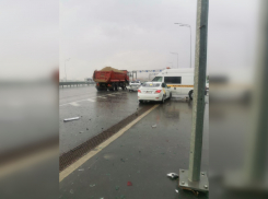 В Ростове таксист протаранил автомобили ДПС и Ространснадзора