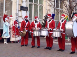Шесть Дедов Морозов и Снегурочка гуляют по улицам Ростова