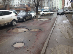 Немедленно починить дороги поручил губернатор главам городов и районов Ростовской области