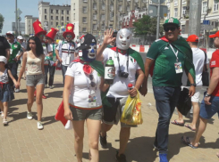 Не испугавшиеся 35-градусной жары горячие мексиканцы за три часа до начала матча спешат на стадион 
