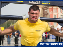 Поднимали бревна и гигантские колеса: в Ростове соревновались сильнейшие атлеты