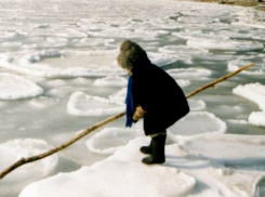 Пытавшаяся перейти реку восьмилетняя девочка провалилась под лед в Ростовской области