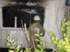 Во вспыхнувшем ночью доме сгорели люди в Ростовской области