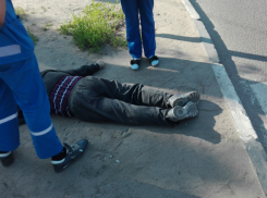 Мужчина умер на глазах у десятков прохожих посреди улицы в Ростове