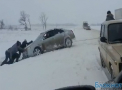 На трассе М-4 «ДОН» водители помогают друг другу вытаскивать авто из снежных заносов (ВИДЕО) 