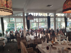 Ростовские власти оштрафовали рестораны за работу в помещениях