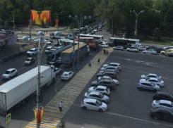 Неработающий светофор собрал гигантскую пробку в центре Ростова