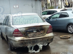 Припаркованный в «запретном» месте Ростова Mercedes подожгли мстительные мужчины