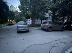 В Ростове 12-летний ребенок выбежал на дорогу из-за припаркованного автомобиля и попал в ДТП