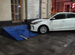 Иномарка попала в аварию и протаранила здание ЮФУ